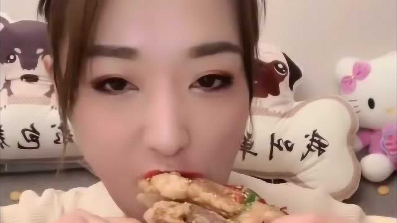 吴小妮吃的大羊排上面肥肉和瘦肉分明吃起来口感可好了