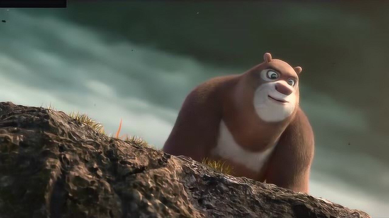 熊出没之原始时代熊二只顾着跟大家告别不知道小野猪正在慢慢靠近它