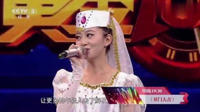 宁夏美女身穿白裙好漂亮,上台跟杨帆合唱,一开嗓好听极了