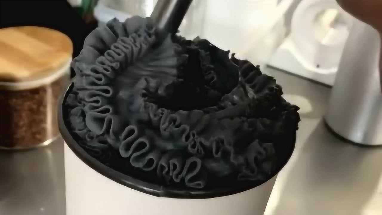 黑色的奶油我还是头一次见,不知道味道怎么样,单看卖相有点难以下咽啊