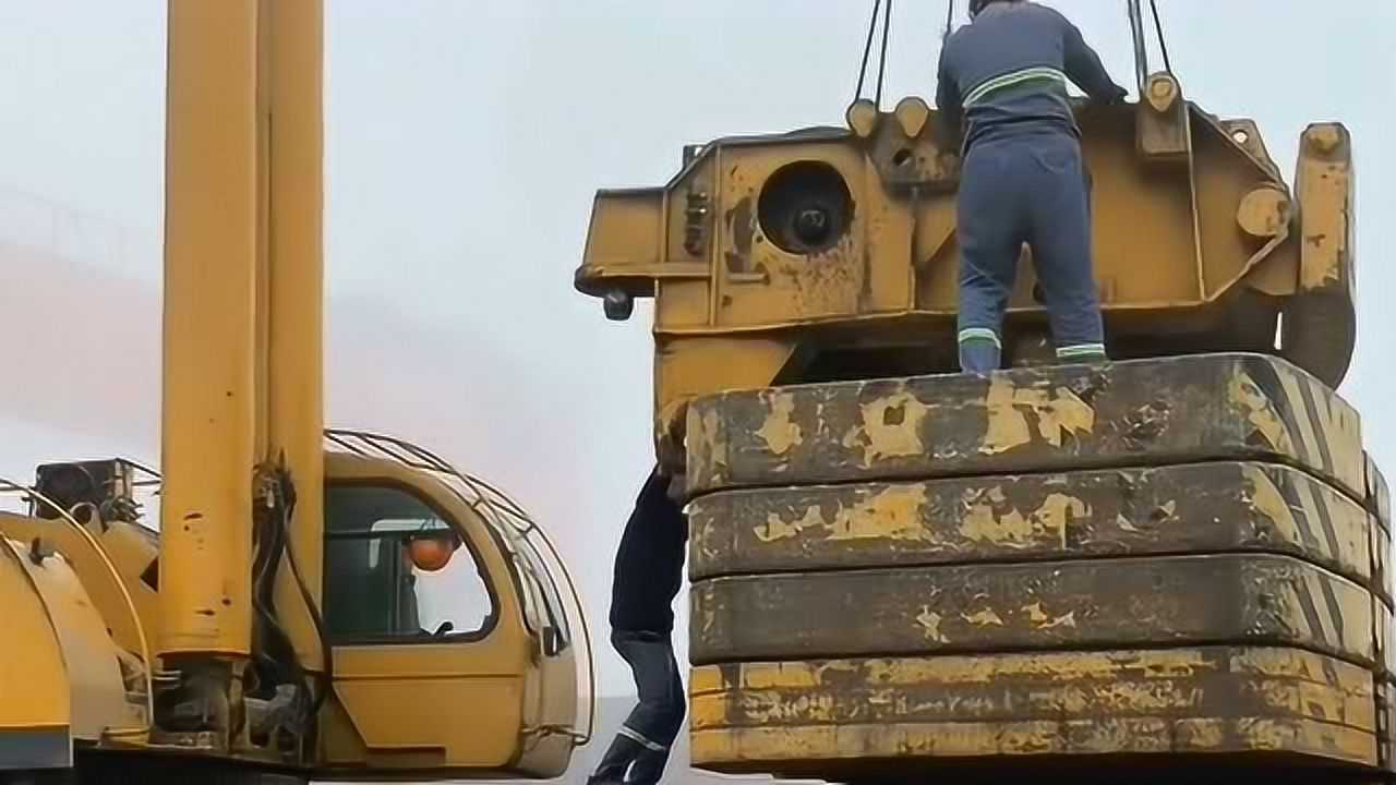 给吊车加配重块,这种场面还是第一次见到,真的是让我开眼界了啊!