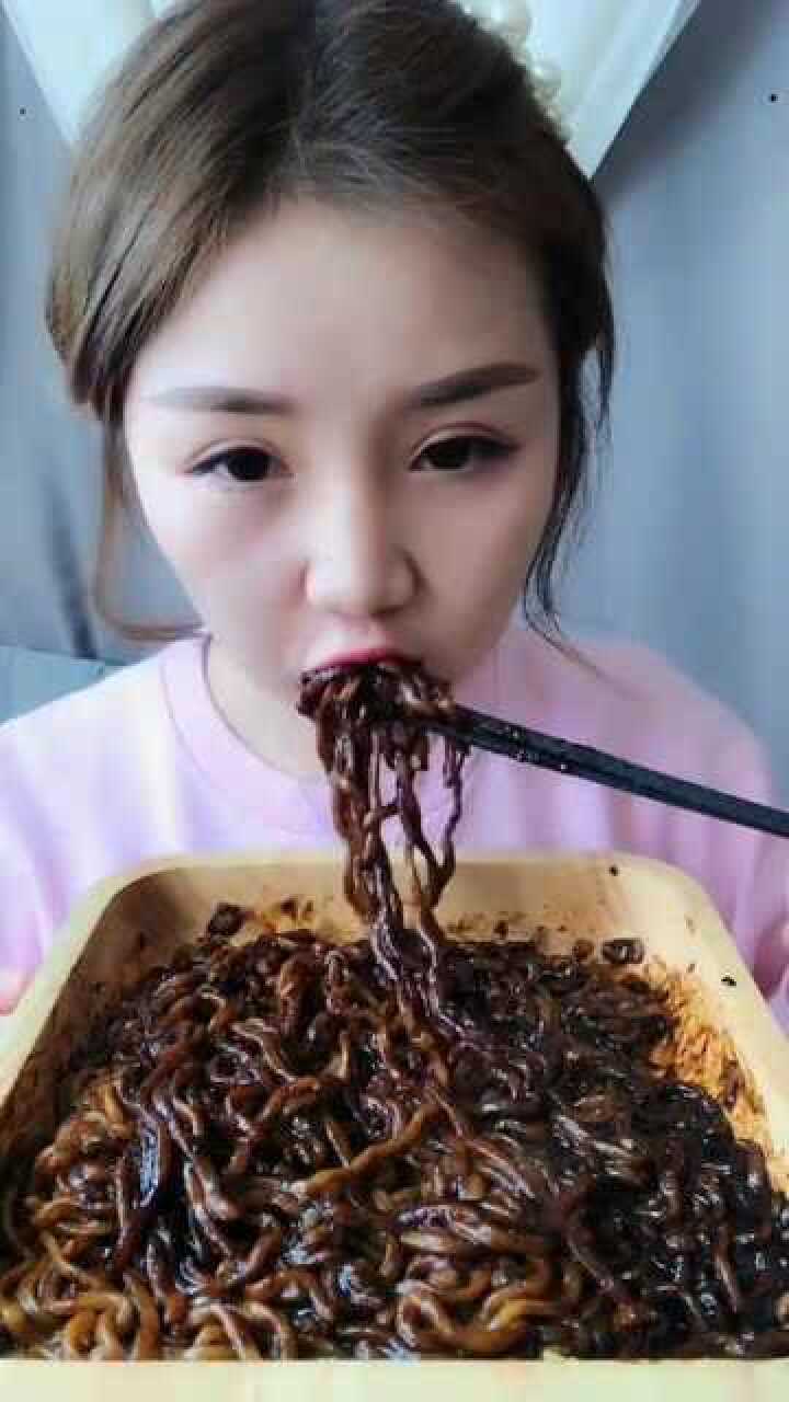 美女吃播直播吃炸酱面看这黑乎乎的样子一点食欲都没有