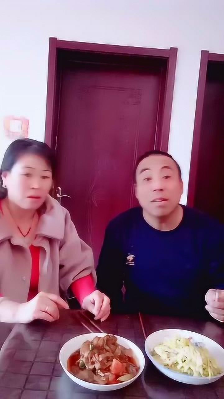 吃饭时对面的小姑娘突然对老公说怀孕了,能不能一口气把话说完?
