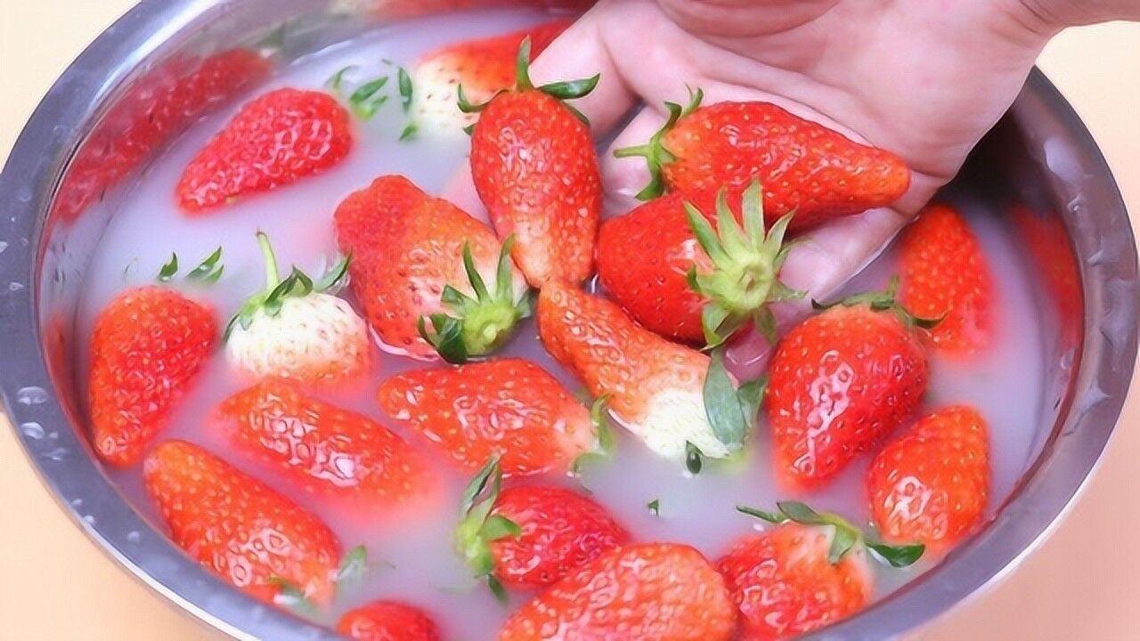 洗草莓时别只用清水老果农加入这3样洗得干净又放心