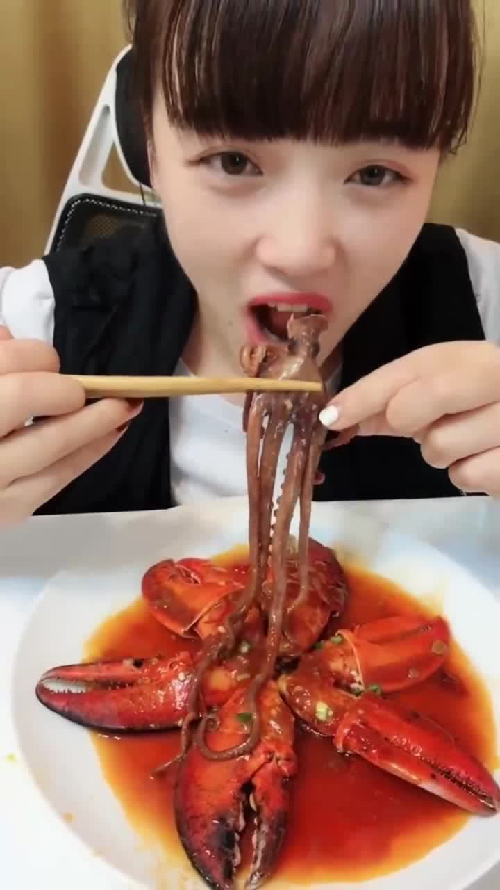 美女直播吃八爪鱼,一口就吞下整个鱼头,嘴真大啊!