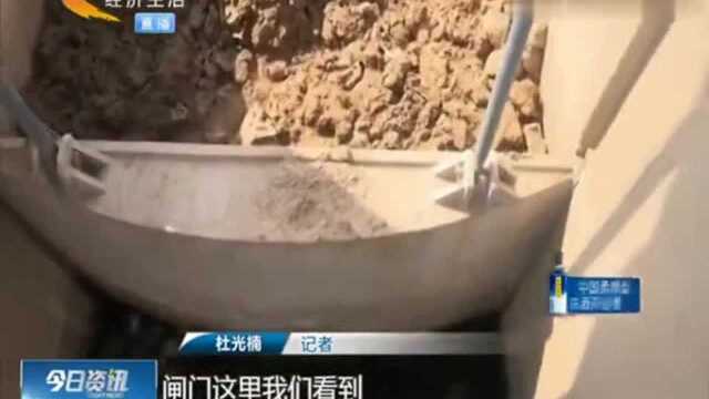 河水刺鼻泛白,记者沿河而上1000多米发现化工厂,相关工人吐实情