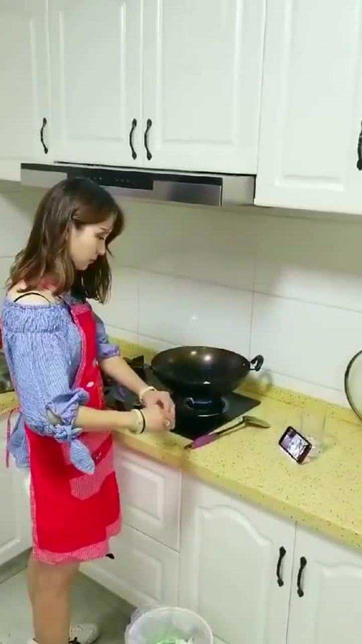 做饭玩手机的美女