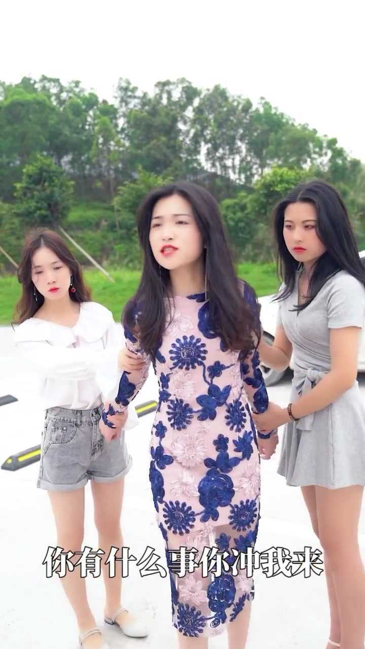 女主被闺蜜挟持，男友只能下跪舔鞋_腾讯视频