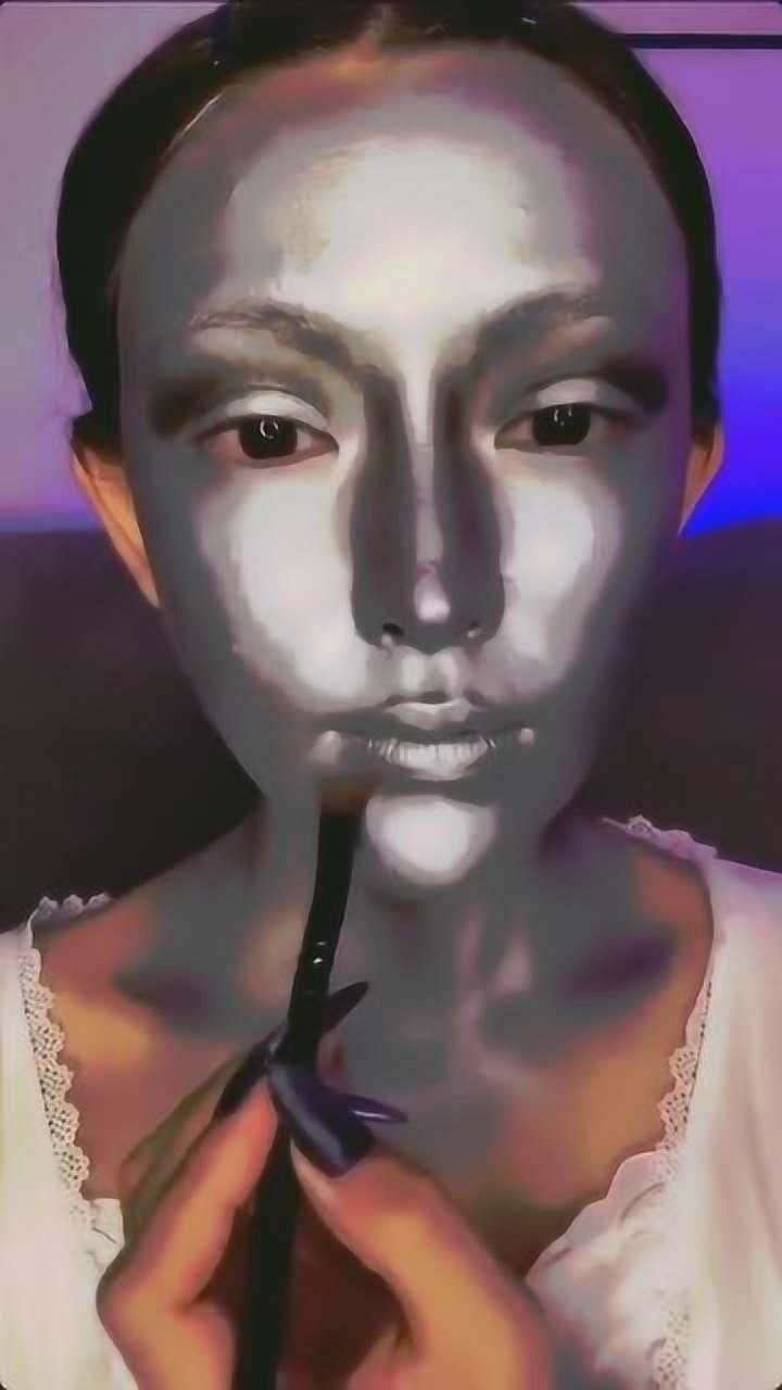 美女把颜料涂满全脸,本以为是个笑话,看到最后我震惊了!