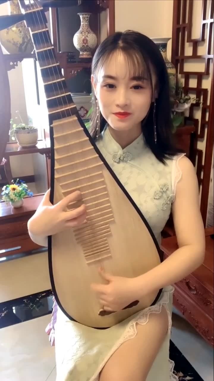 优雅性感旗袍美女,琵琶弹奏《倩女幽魂》