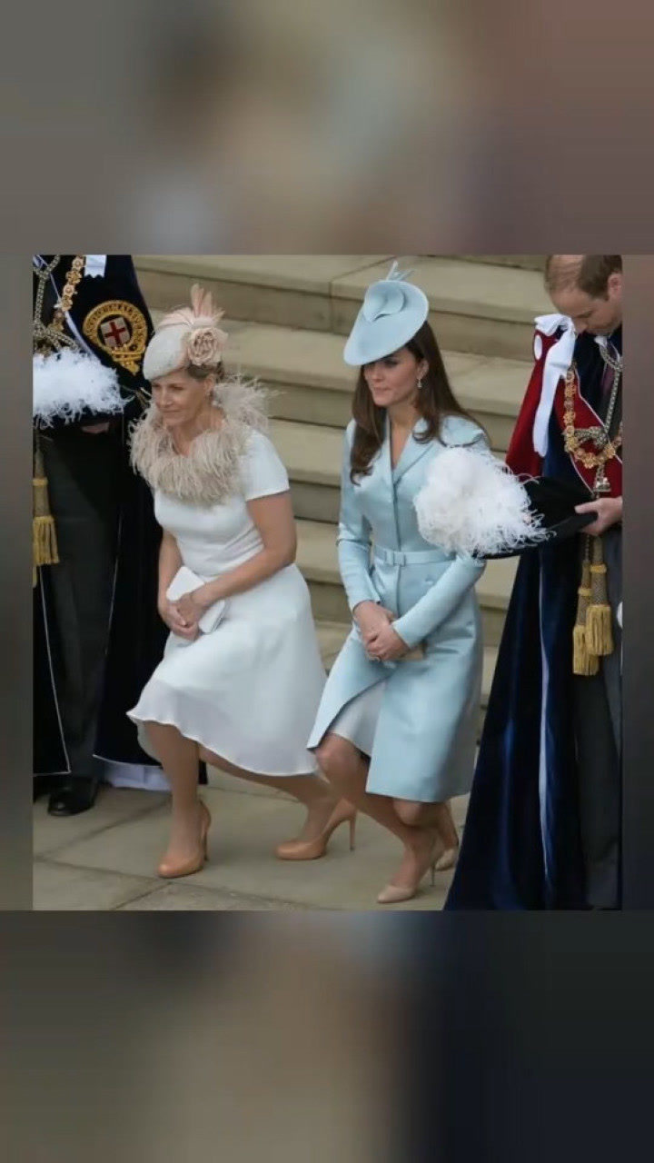 直击英国人的屈膝礼,网友:穿长礼服做这个动作会更优雅!