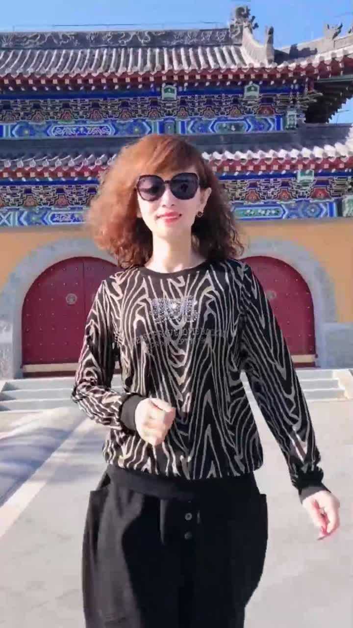 休闲装大姐演绎甜美风