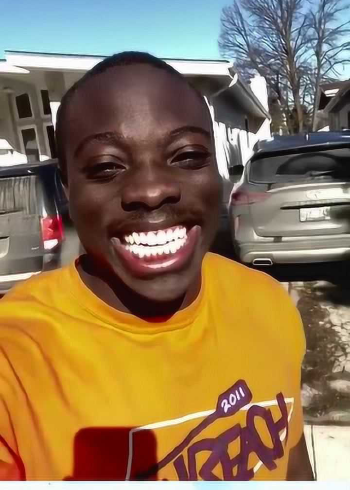 黑人的牙齿真白,估计晚上也只能看到牙了