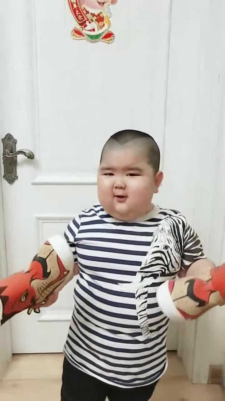 最近这个梗很有意思小胖娃模仿一波这小表情太搞笑了