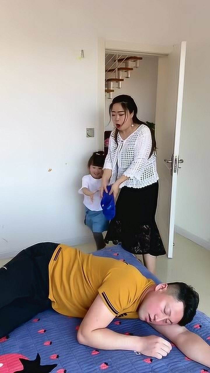 妈妈坑女儿,女儿真对爸爸下手,后果很严重