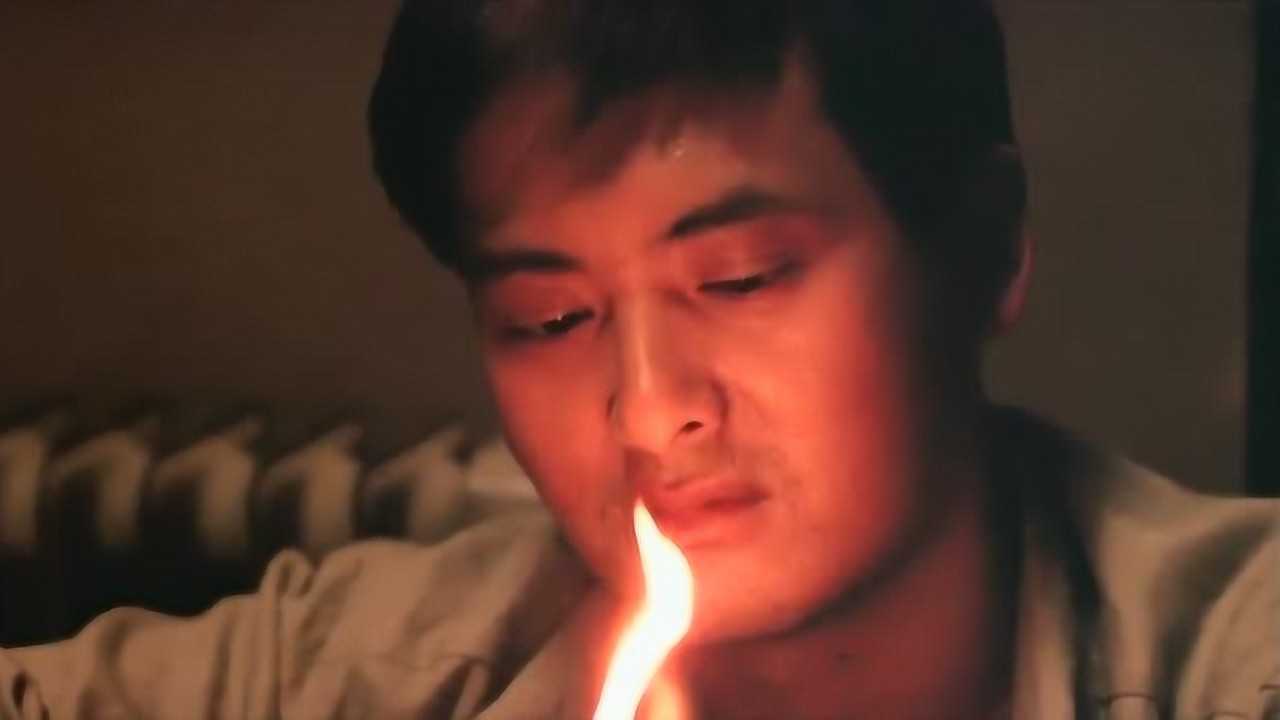 英雄本色经典名场景发哥用嘴吸打火机的火焰危险动作请勿模仿