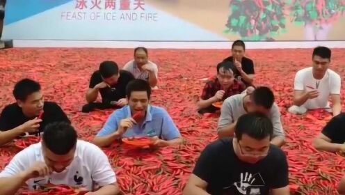 为了拿到“吃辣椒”比赛第一名，参赛者直接蹲辣椒汤池里狂吃