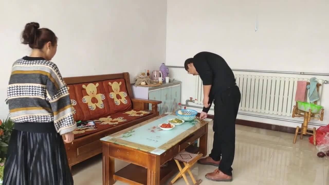 小朱赌气三天不说话,小凯献殷勤讨好亲自下厨,看小朱会不会原谅