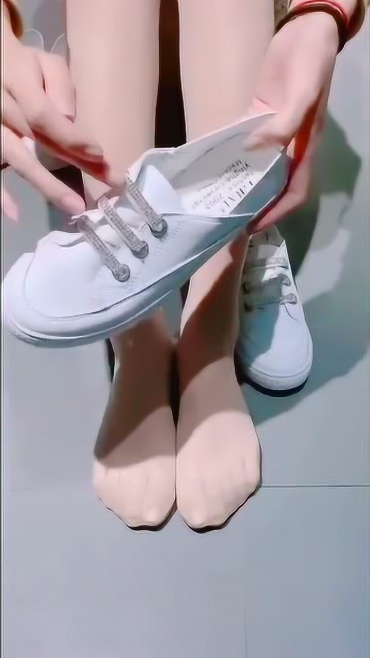 小白鞋配肉丝走在路上回头率极高