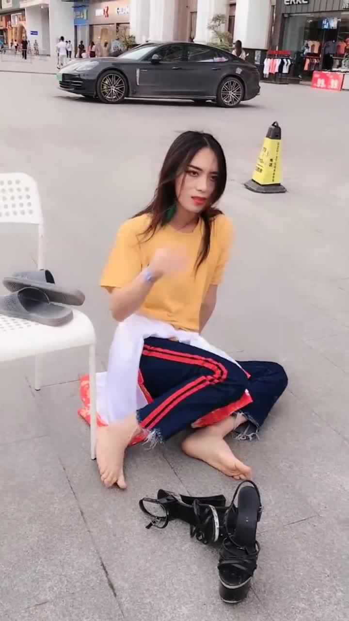 偶遇女装大佬梅姐摔下来的动作太做作了网友一双脚真大