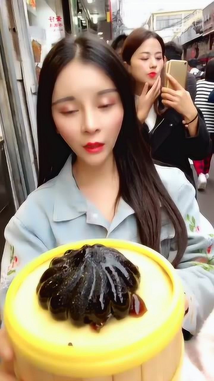 最近这个小姐姐火了吃播主播在线秒吞美食小姐姐嘴巴真是大啊