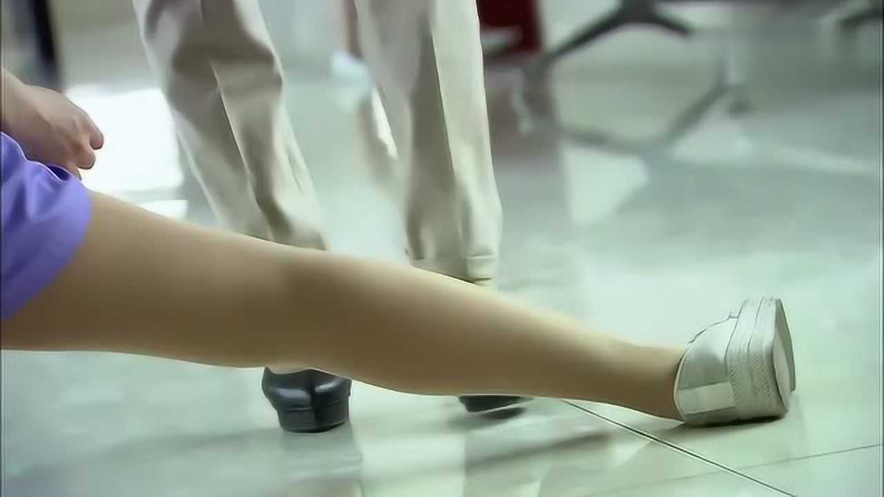 电视剧察觉姑娘装瞎小护士伸腿绊她她竟不躲