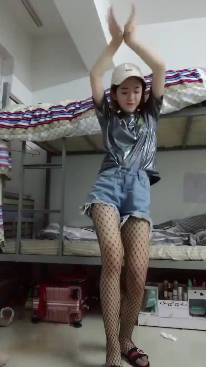 凌晨1点的女生宿舍美女这么小就穿成这样真的好吗