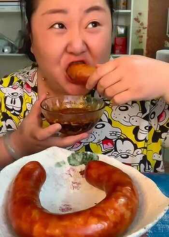 东北大姐直播吃大香肠,这才是标准的吃货的模样!