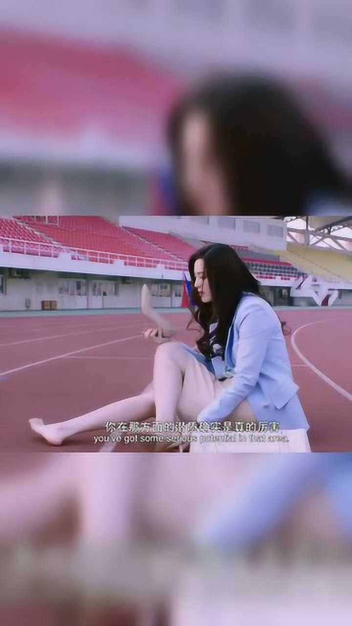 美女穿高跟鞋在 操场跑步 ,立马崴脚