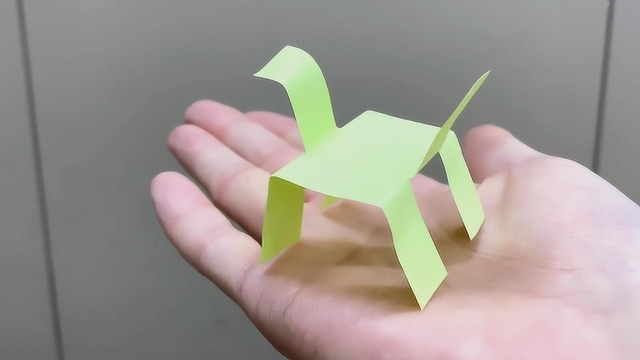 神奇!会自动往前走的折纸小马,用你的作业本就能制作,超简单!