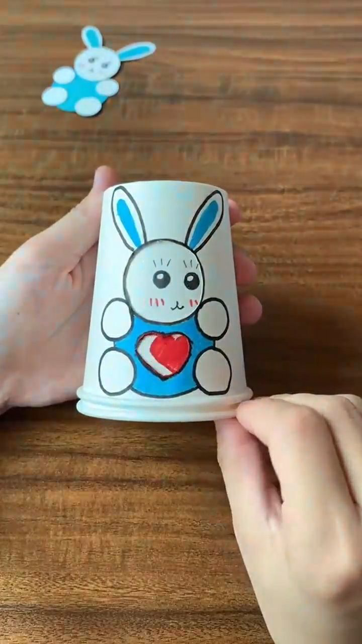 会变脸的纸杯小白兔和孩子一起玩起来吧