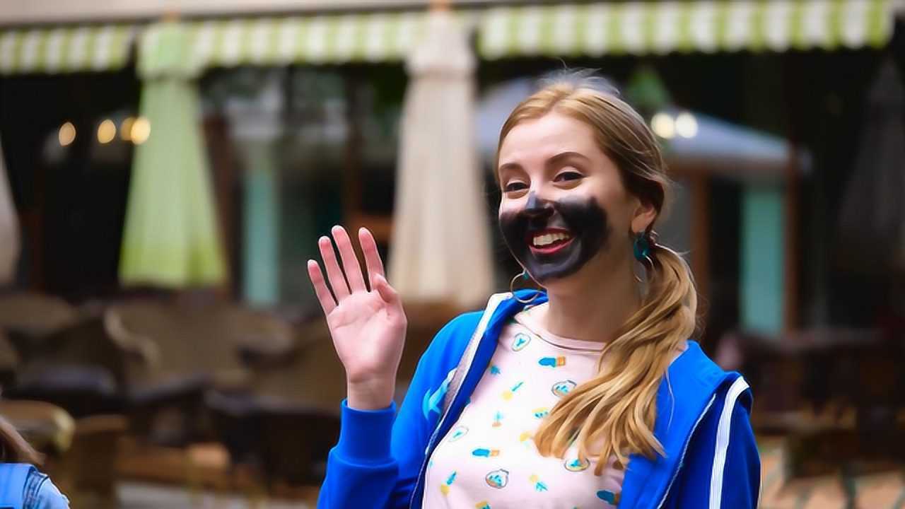 外国小姐姐恶搞好友,将好朋友的脸涂黑,路人看到后都吓跑了!