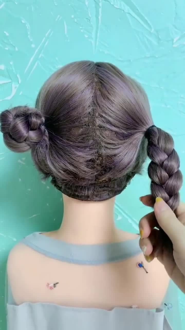 穿背带裤适合的发型,活泼俏皮双丸子,短发女生的标配