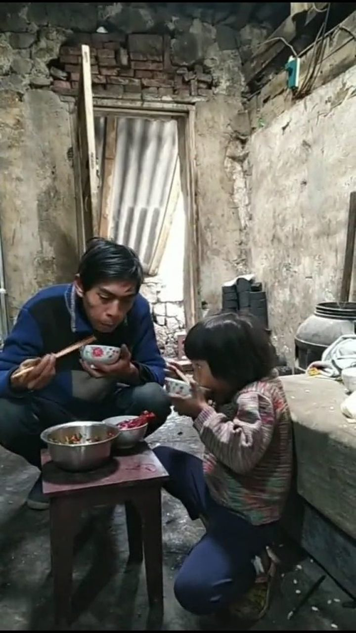 父女两人相依为命生活很苦但是爸爸的爱让孩子很幸福