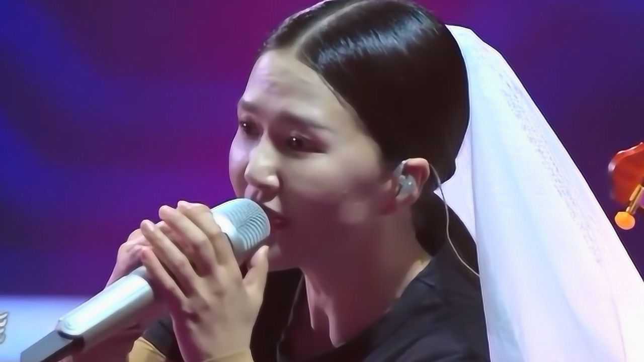 神仙谭维维走心演绎《晚婚》!戴头纱超惊艳!这是唱的自己吧?