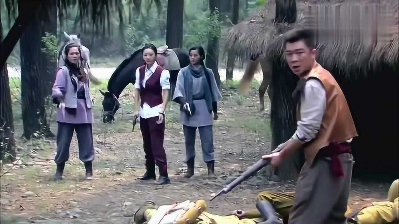 战火连天小枪抢了日军单车密林被追击女土匪刚好路过帮手杀敌