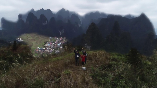 广西九万大山深出最高峰,鸟瞰山延绵不断,村落胜似世外桃源,太美了