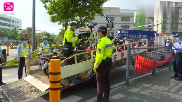 平湖多部门联动严查电动车违规行为