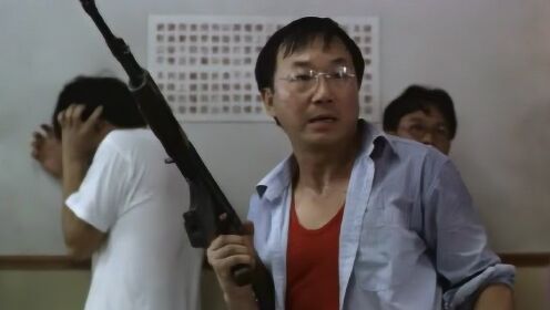 电影丐世英雄,许冠文率领部下们制服抢劫的匪徒,却被当成匪徒被飞虎