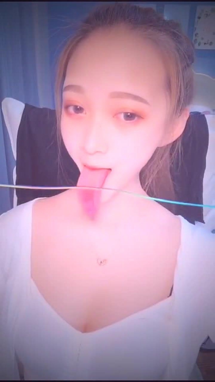 美女挑战不可能,舌头给绳子打结.