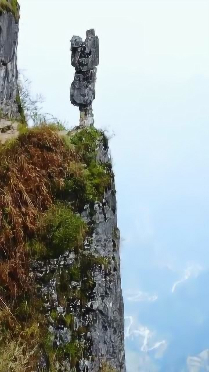 绝壁上一块石头被称为望夫石一个女人抱着孩子无数个夜晚等待丈夫的