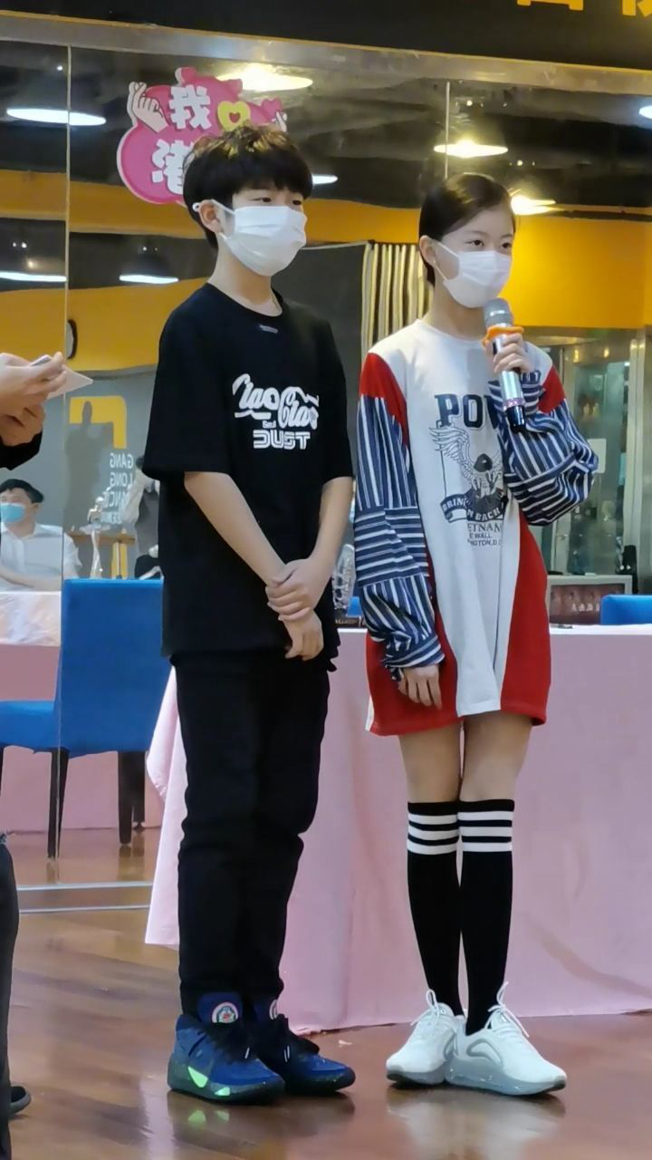 大家好我叫王崇墨今年12岁大家好我叫李茉晗今年13岁