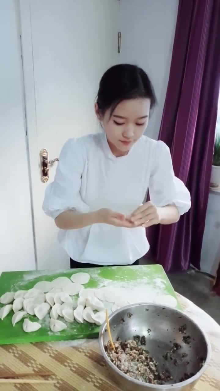 老婆又包饺子了,好香啊