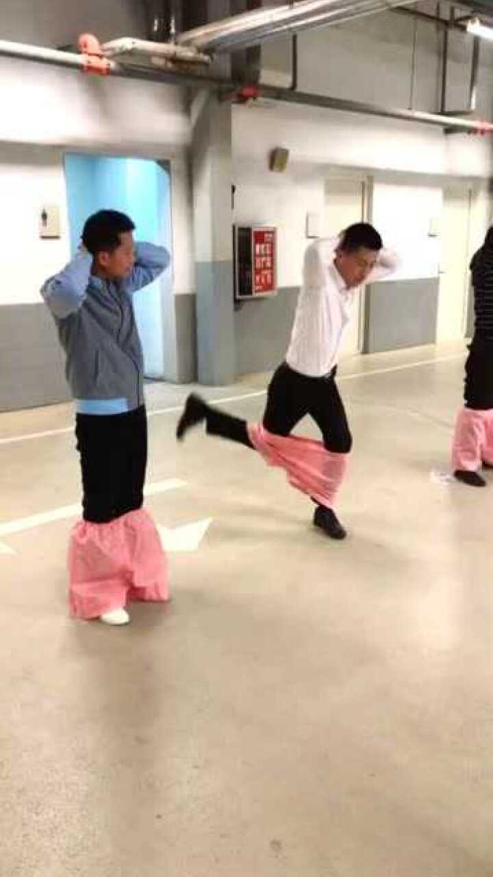 公司团建游戏,不用手穿裤子,大哥的动作亮了