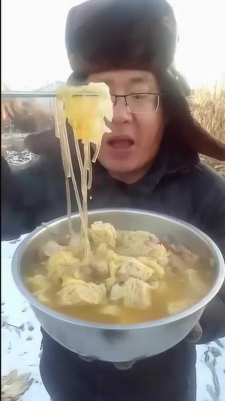 东北大哥自己做的白菜炖豆腐里面还有粉条呢这可是东北特色菜