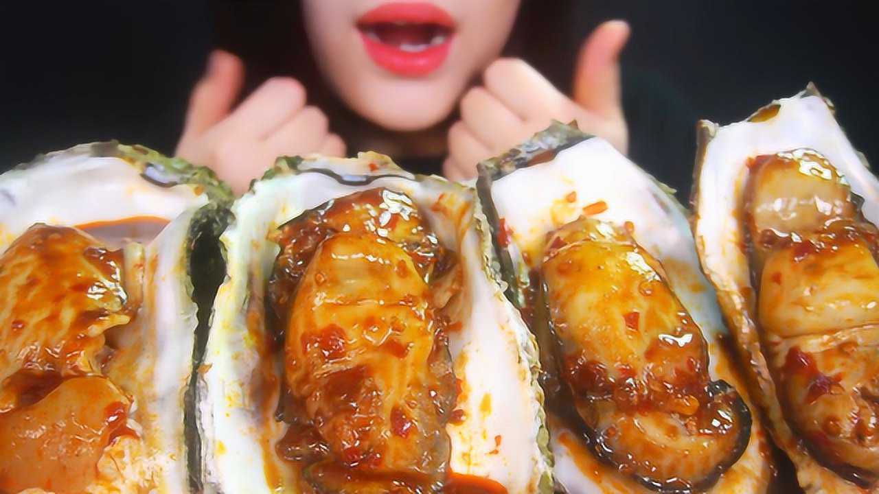 国外女吃货吃巨型生蚝蚝肉肥美发出咀嚼音吃得太馋人了
