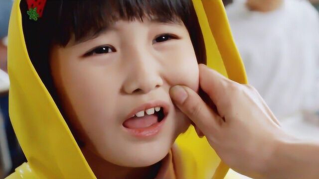 小女孩体质特殊,老师随手捏她的脸蛋,结果险些摔死