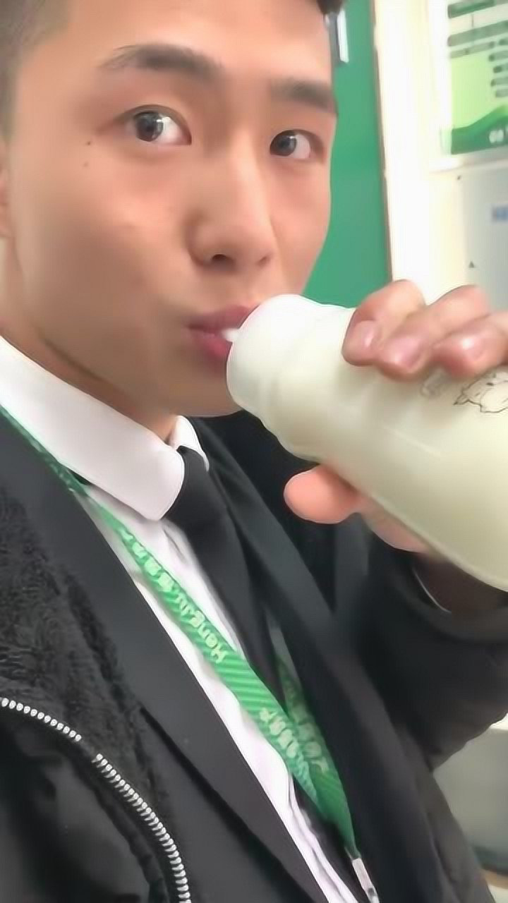 二十多岁的男人吃奶吃得津津有味果然男人都是孩子