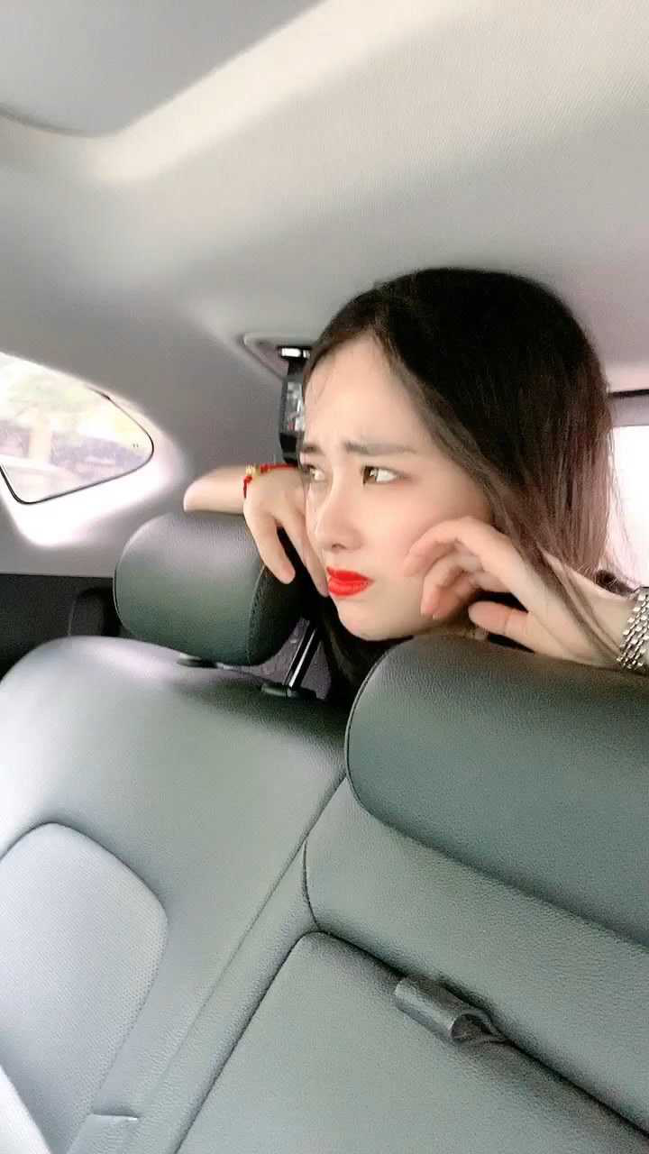 哥哥自从交了新女朋友之后我坐车的位置就在这后边了