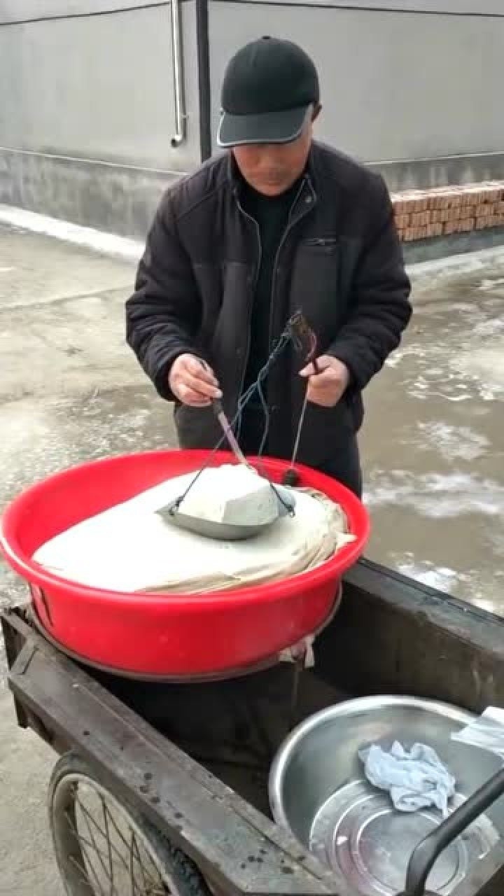村里卖豆腐的大爷,不就是称多了一点,至于抓起来就吃吗!